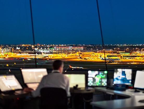 夜间在空中交通管制塔的墨尔本空中交通管制员.